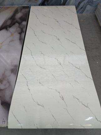 Могат ли самозалепващите панели да се използват в баня?