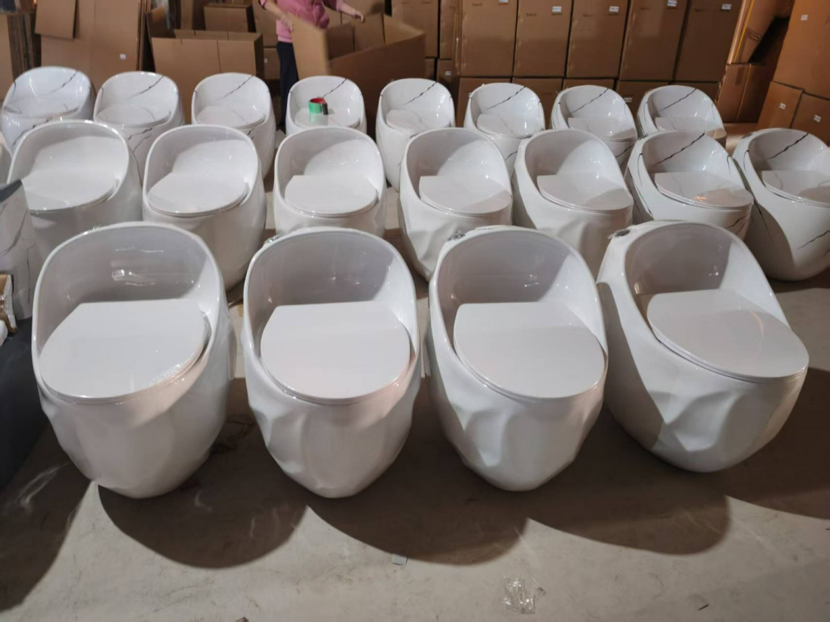 Дизайнерски моноблок с ергономична форма за естествен комфорт