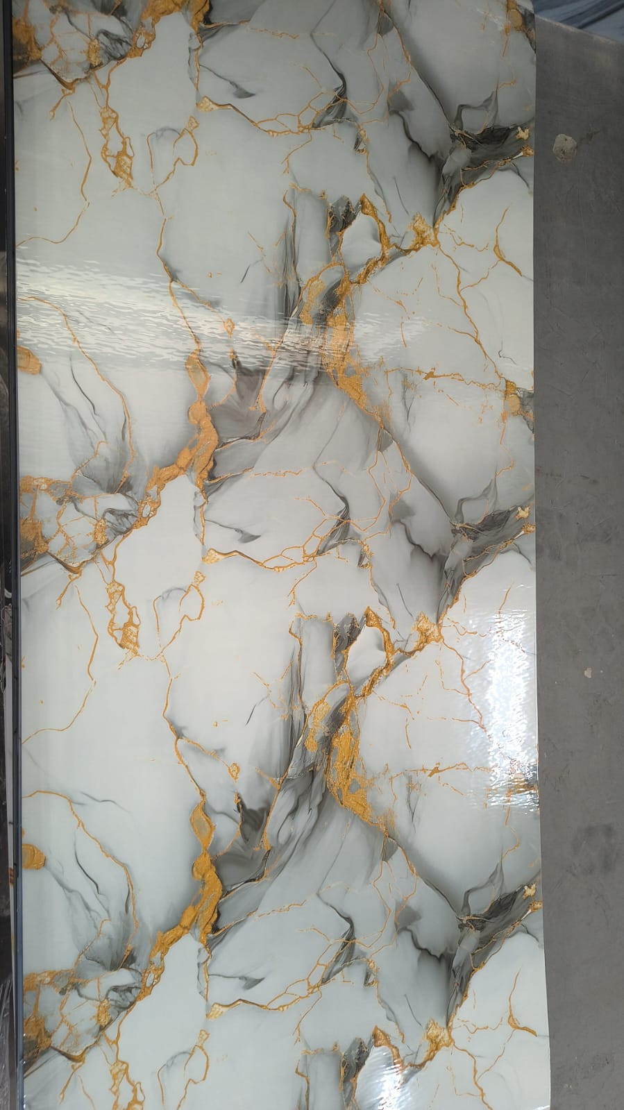 Самозалепващ мраморен панел Бял мрамор със златни жилки – INTER 078