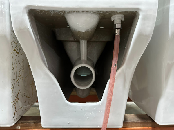 Керамичен моноблок Черен гланц – дизайнерски пепит