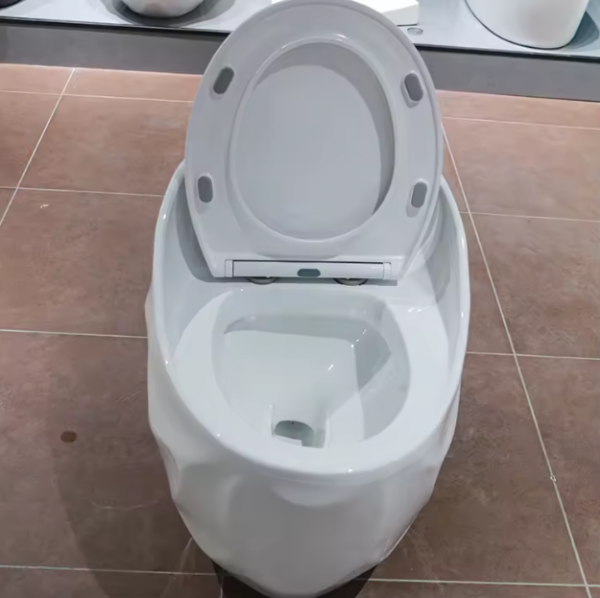 Дизайнерски моноблок с ергономична форма за естествен комфорт